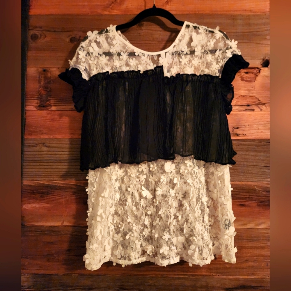 NWT S POL LACE BLACK AND WHITE FLORAL SHIRT